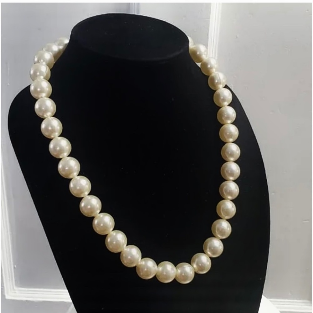 Cream Faux Pearl Necklace. 🌴